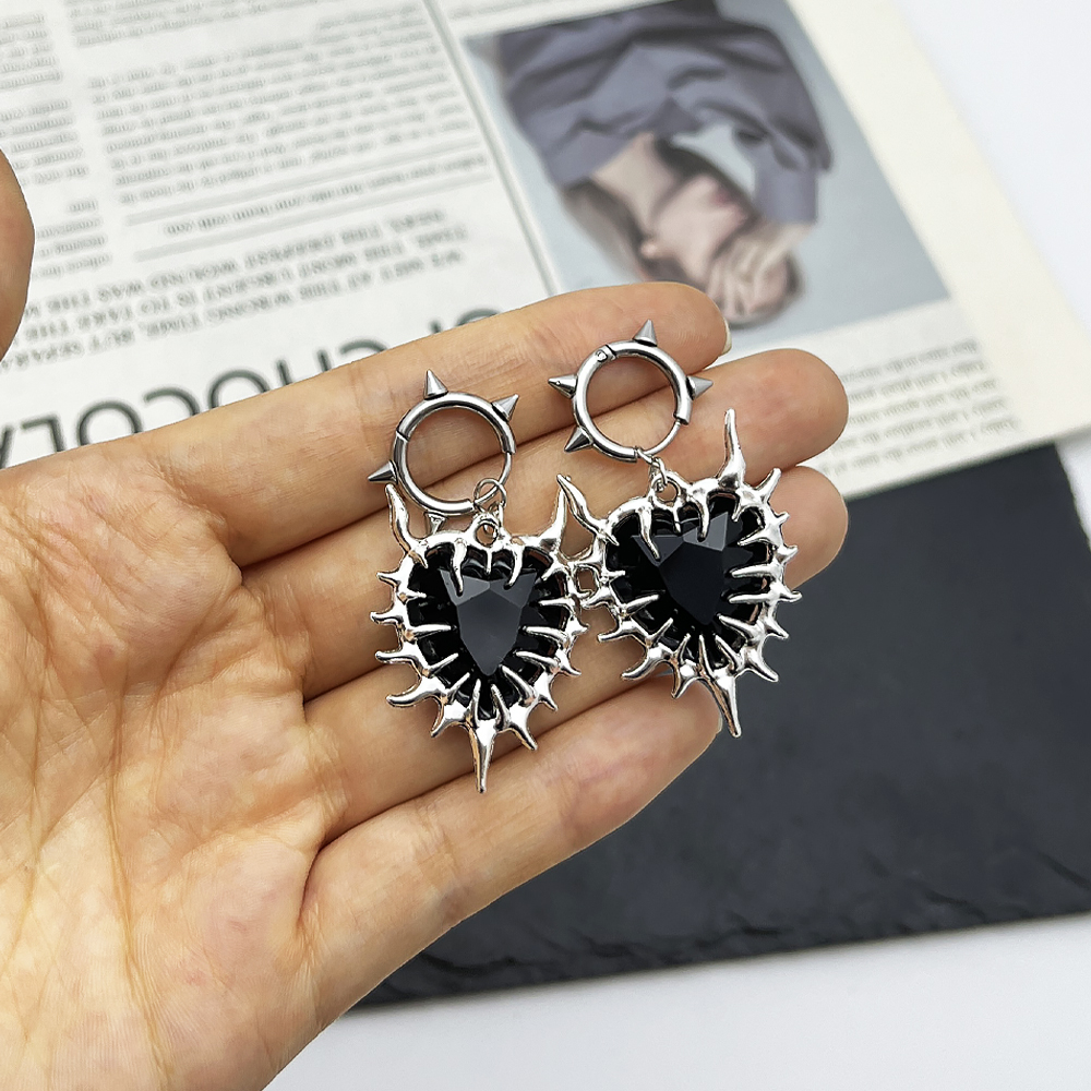 1 Pair Gothic Red Spiky Heart  - Women'S Fashion Edgy ulasan dan harga